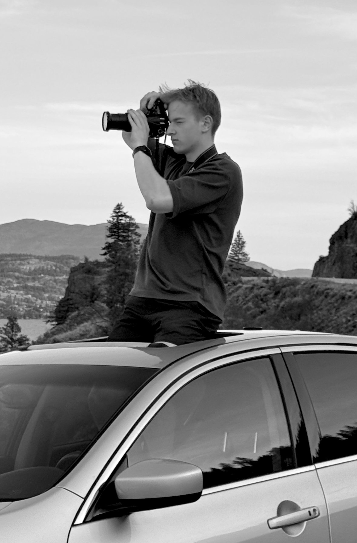 Devon photographing from a car in the Okanagan